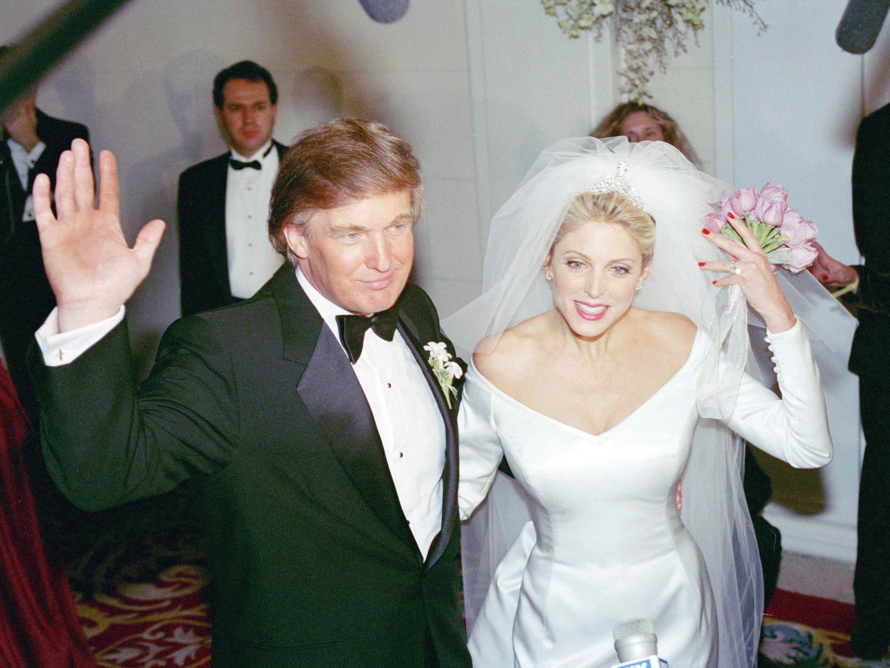 Donald Trump und Marla Maples verabschieden sich bei ihrer Hochzeit