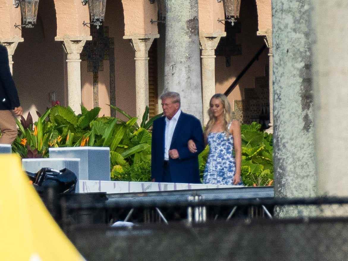 Tiffany Trump wird am Tag vor ihrer Hochzeit in Mar-a-Lago am 11. November 2022 in Miami, Florida, mit Donald Trump gesehen.