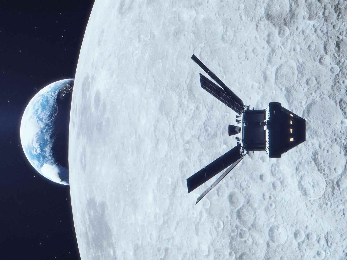 Abbildung zeigt ein Raumschiff mit Solarpaneelflügeln, das an der anderen Seite des Mondes vorbeifliegt, mit der Erde in der Ferne