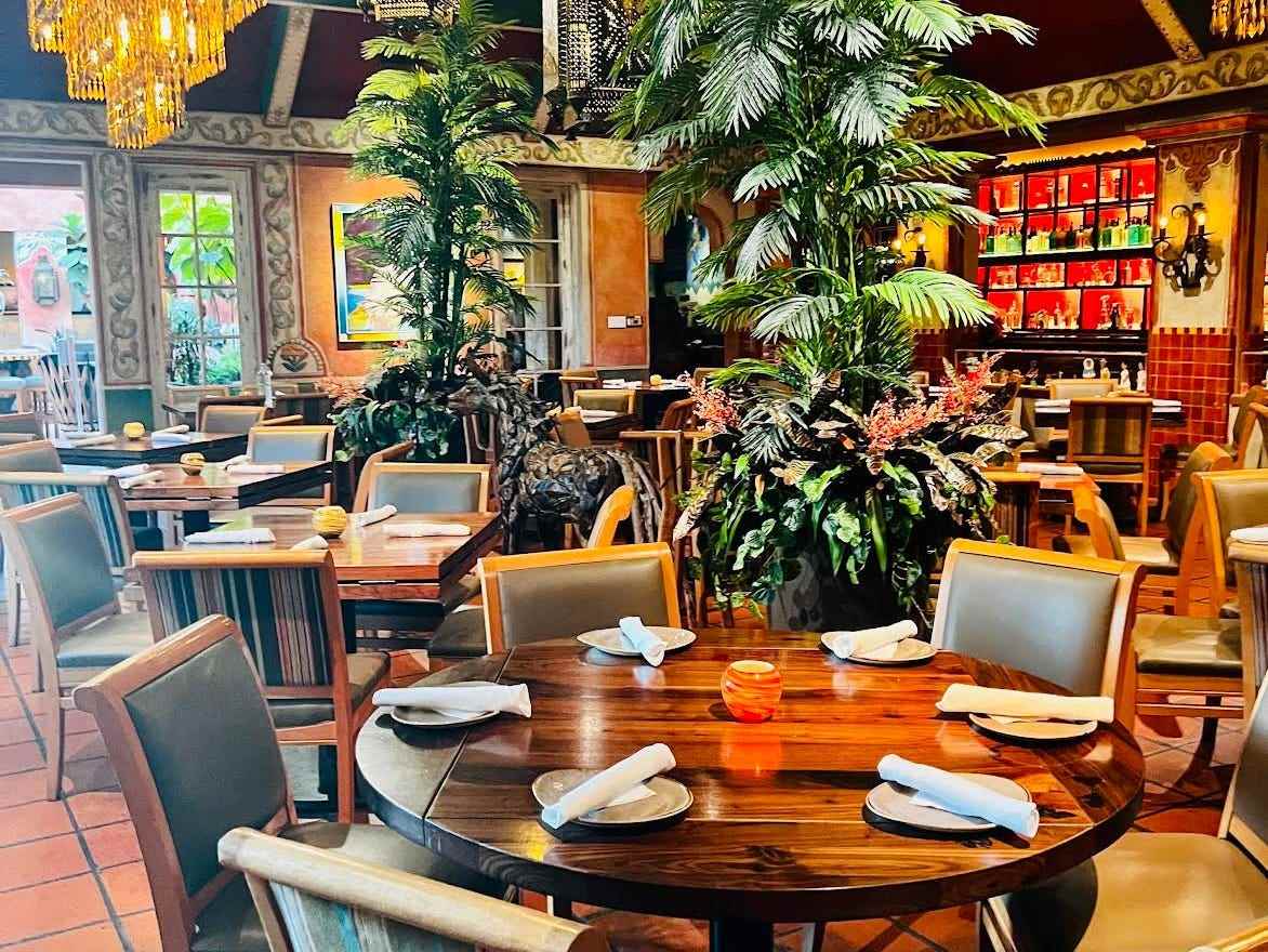 Ein Restaurant mit Tischen, Stühlen und Pflanzen