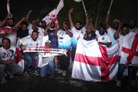 Fans begrüßen das englische Team in ihrem Hotel in Doha.
