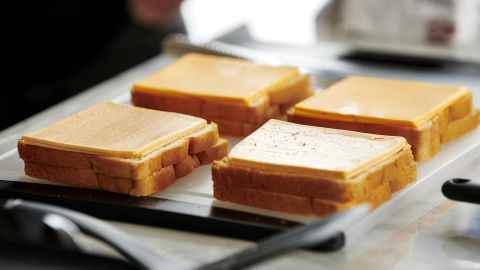 Gegrillte Käsesandwiches werden mit pflanzlichen Käsescheiben nach amerikanischer Art von Kraft Heinz NotCo zubereitet.