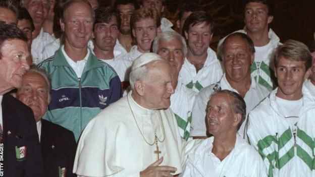 Jack Charlton und das Team der Republik Irland mit Papst Johannes Paul II. im Vatikan