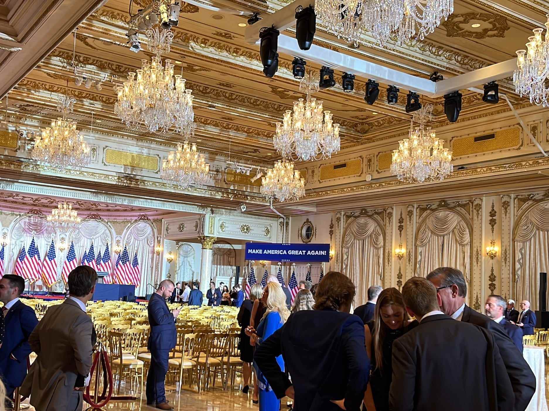 Die meisten Gäste gingen kurz nach Trumps Ankündigung.  Nach den Regeln des Geheimdienstes durften die Leute den Raum während der Rede nicht verlassen.