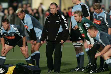 Graham Henry überwacht 2005 eine Trainingseinheit der All Blacks in Christchurch