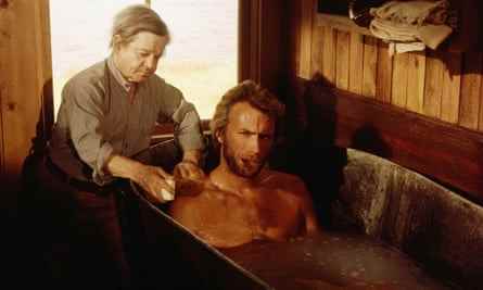 Seltsame Wege … Clint Eastwood mit Billy Curtis in High Plains Drifter.