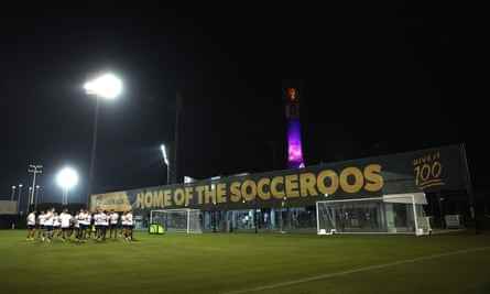 Spieler auf dem beleuchteten Platz, im Hintergrund ein riesiges Schild mit der Aufschrift Home of the Socceroos