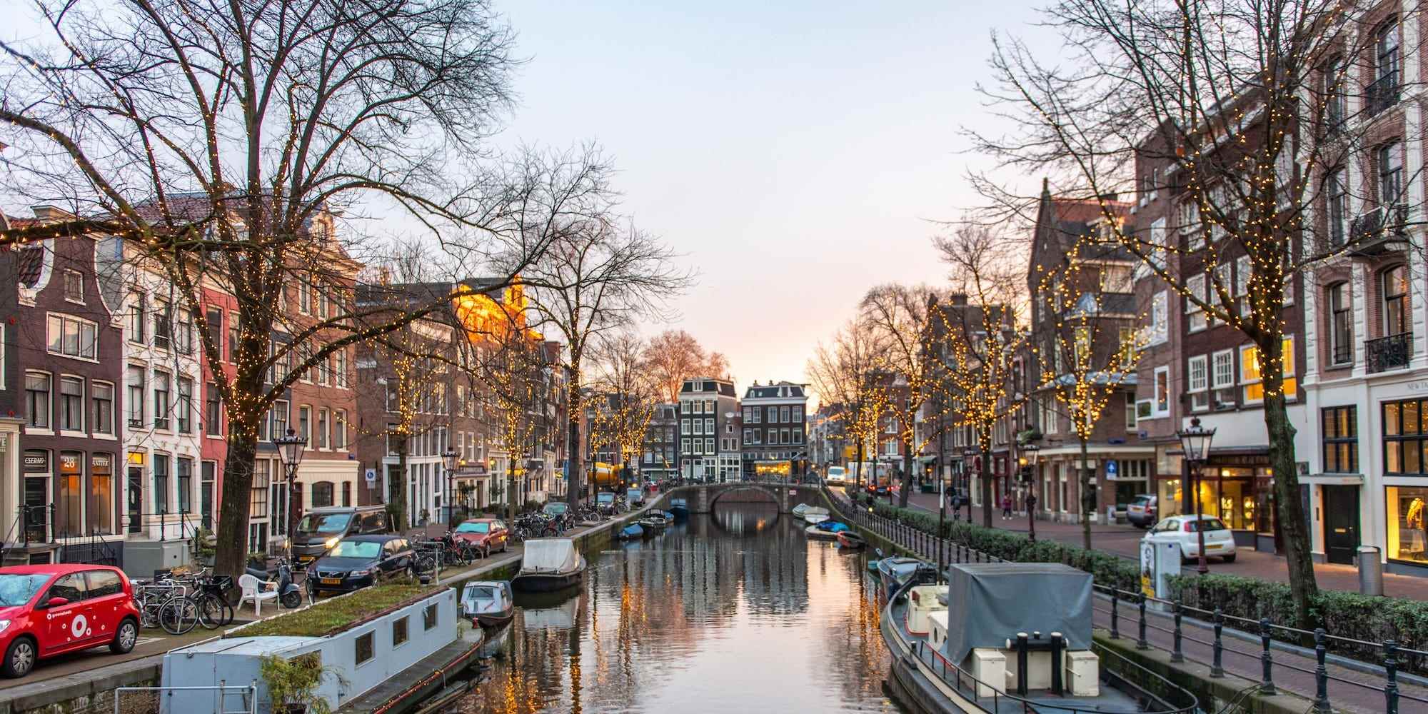 Ein Blick auf einen Kanal im Zentrum von Amsterdam an einem klaren frühen Abend.