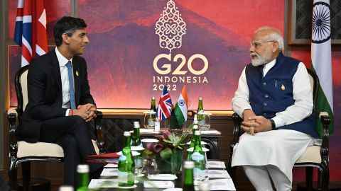 Der britische Premierminister Rishi Sunak und Indiens Premierminister Narendra Modi treffen sich am 16. November 2022 in Nusa Dua, Indonesien, zu einem bilateralen Treffen. 