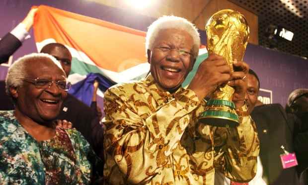 Desmond Tutu und Nelson Mandela mit der Trophäe