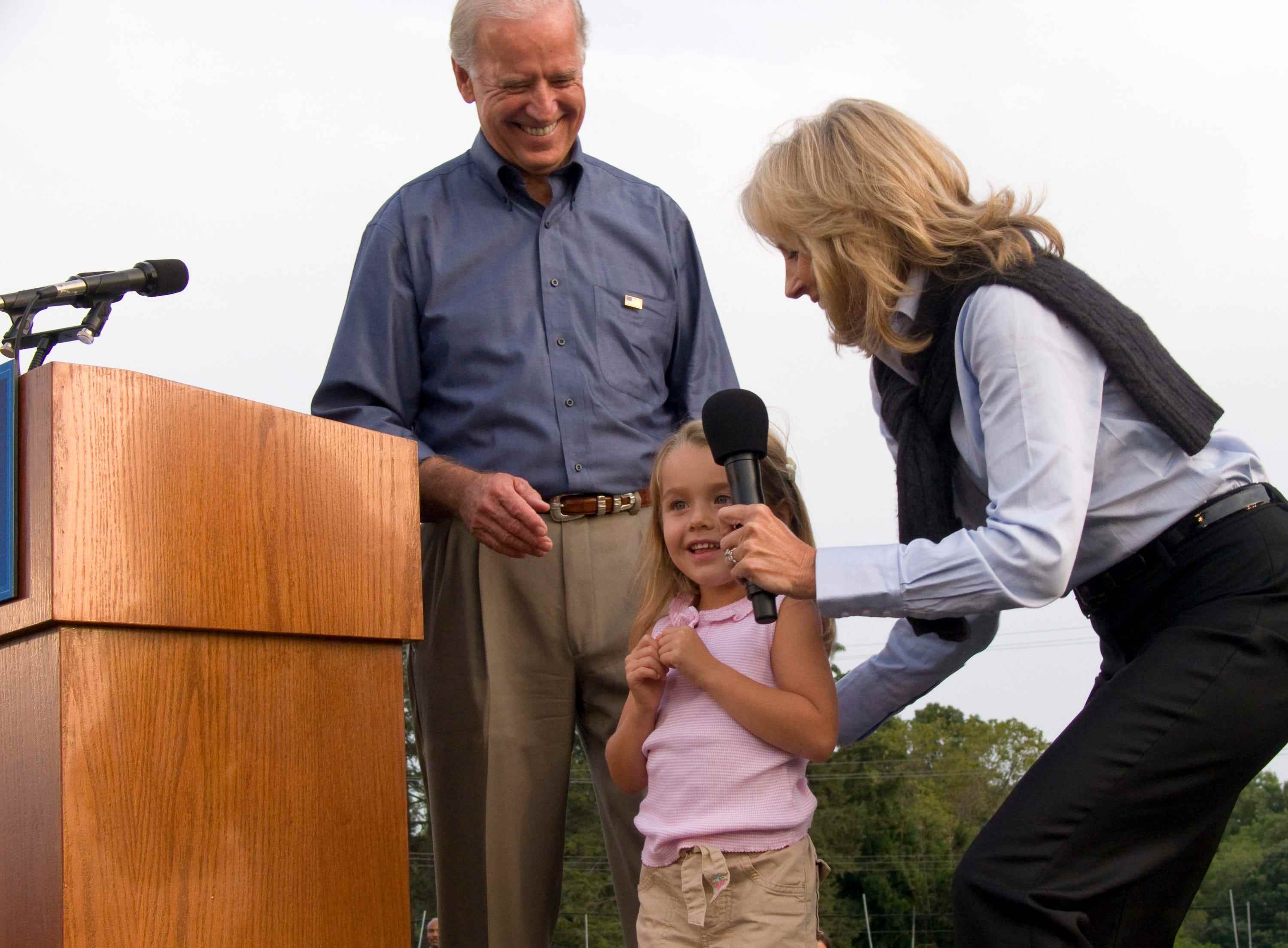 Natalie Biden hält bei einer Wahlkampfveranstaltung eine spontane Rede, während Joe Biden und Jill Biden zusehen