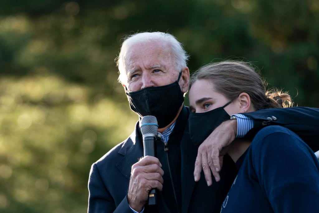 Joe Biden legt seinen Arm um Enkelin Maisy Biden