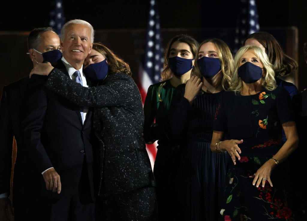 Maisy Biden umarmt Joe Biden nach seiner Dankesrede als Präsident
