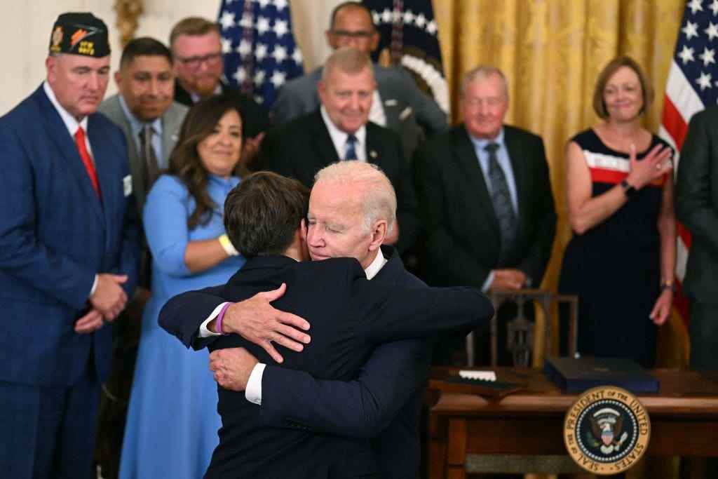 Joe Biden umarmt seinen Enkel im East Room des Weißen Hauses