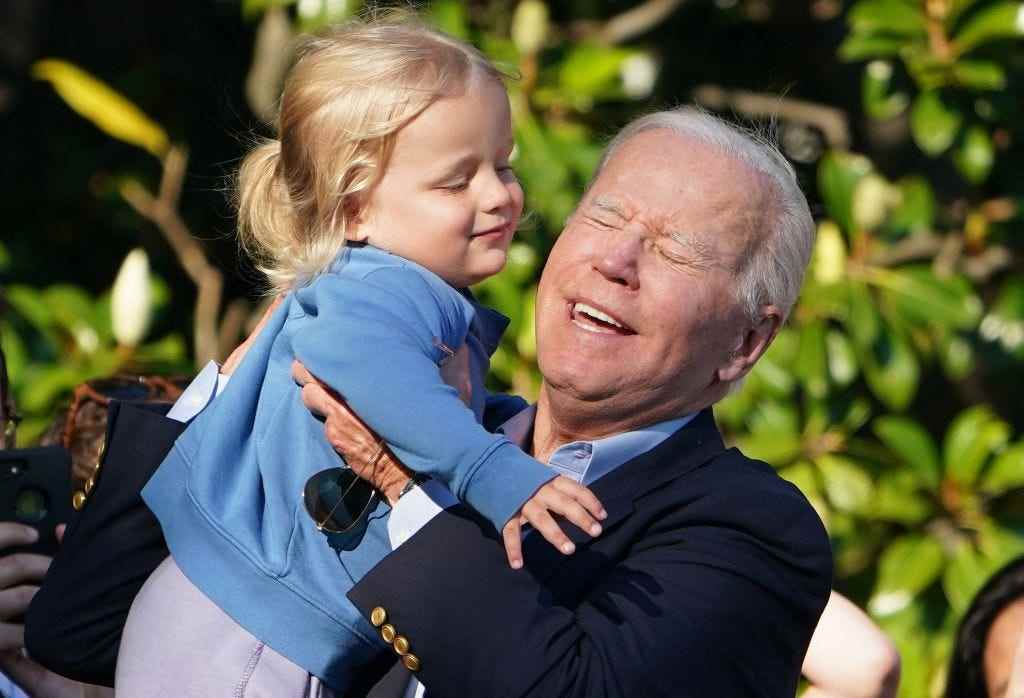 Joe Biden hält seinen Enkel Beau Biden im Arm