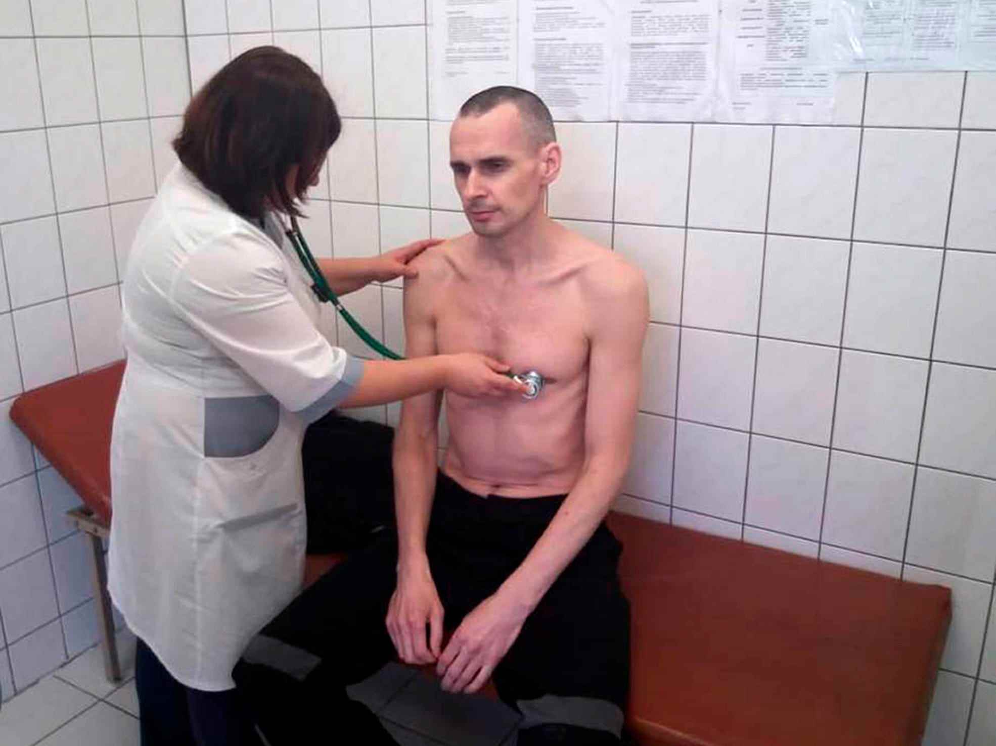 Ein Insasse wird in einem russischen Gefängniskrankenhaus untersucht.