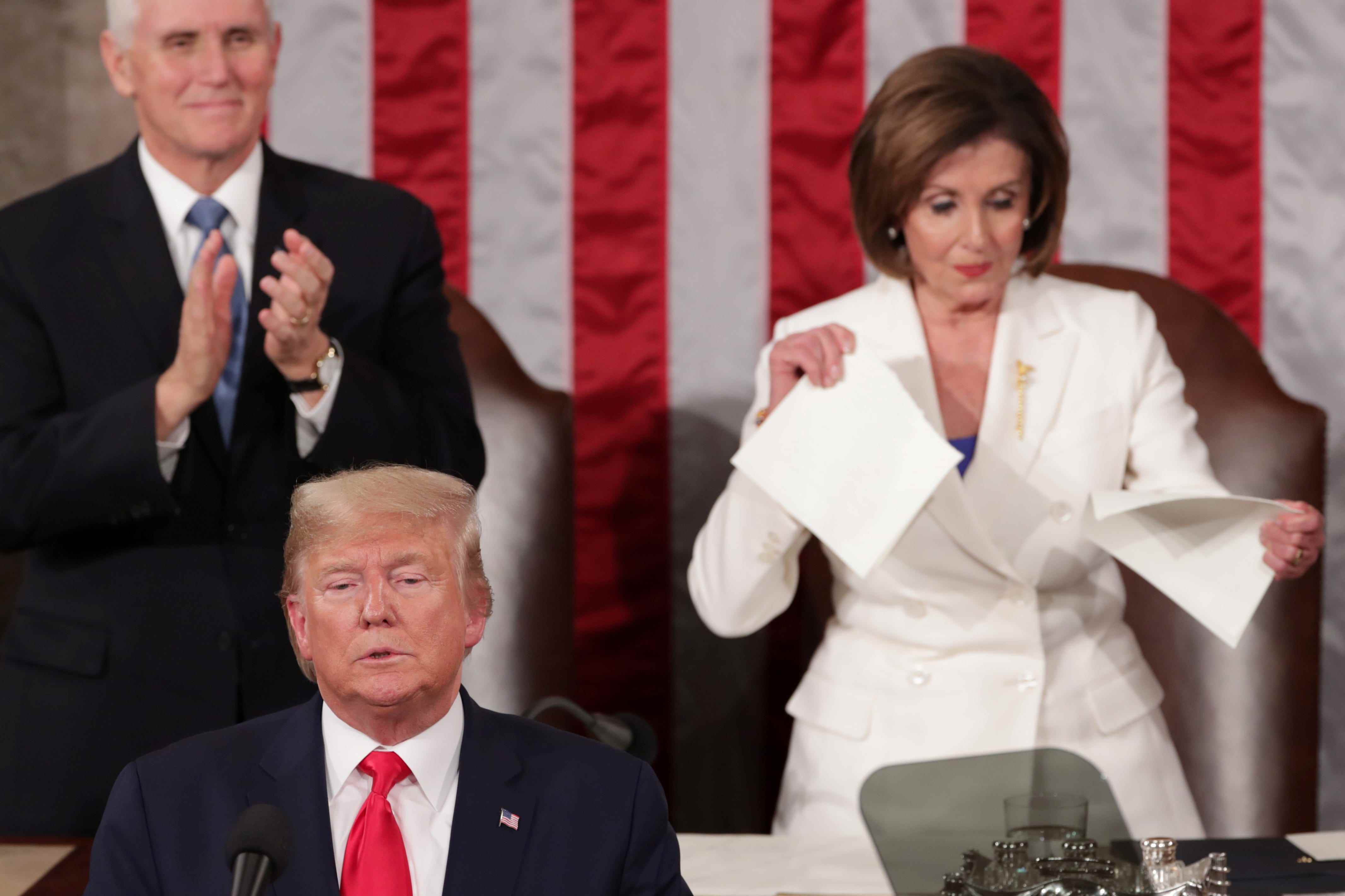 Die Sprecherin des Repräsentantenhauses Nancy Pelosi (D-CA) zerreißt die Rede von US-Präsident Donald Trump nach seiner Rede zur Lage der Nation vor einer gemeinsamen Sitzung des US-Kongresses in der Repräsentantenkammer des US-Kapitols in Washington, USA, 4. Februar, 2020. REUTERS/Jonathan Ernst 