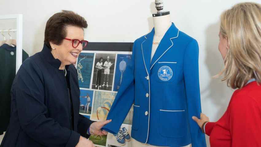 Tennisikone Billie Jean King und Modedesignerin Tory Burch betrachten die Billie Blue Jacket in New York City, New York, USA, 10. Oktober 2022. Tory Burch/ITF/Handout via REUTERS DIESES BILD WURDE VON EINEM DRITTANBIETER BEREITGESTELLT.  KEIN WEITERVERKAUF.  KEINE ARCHIVE.  OBLIGATORISCHES KREDIT