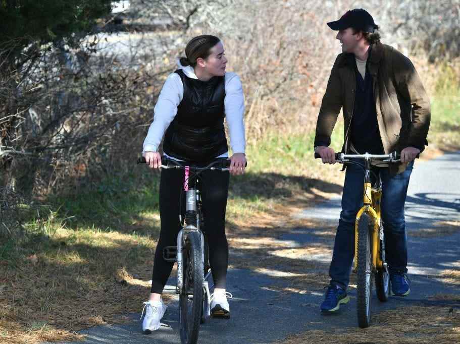 Naomi Biden und Peter Neal fahren Fahrrad in Nantucket
