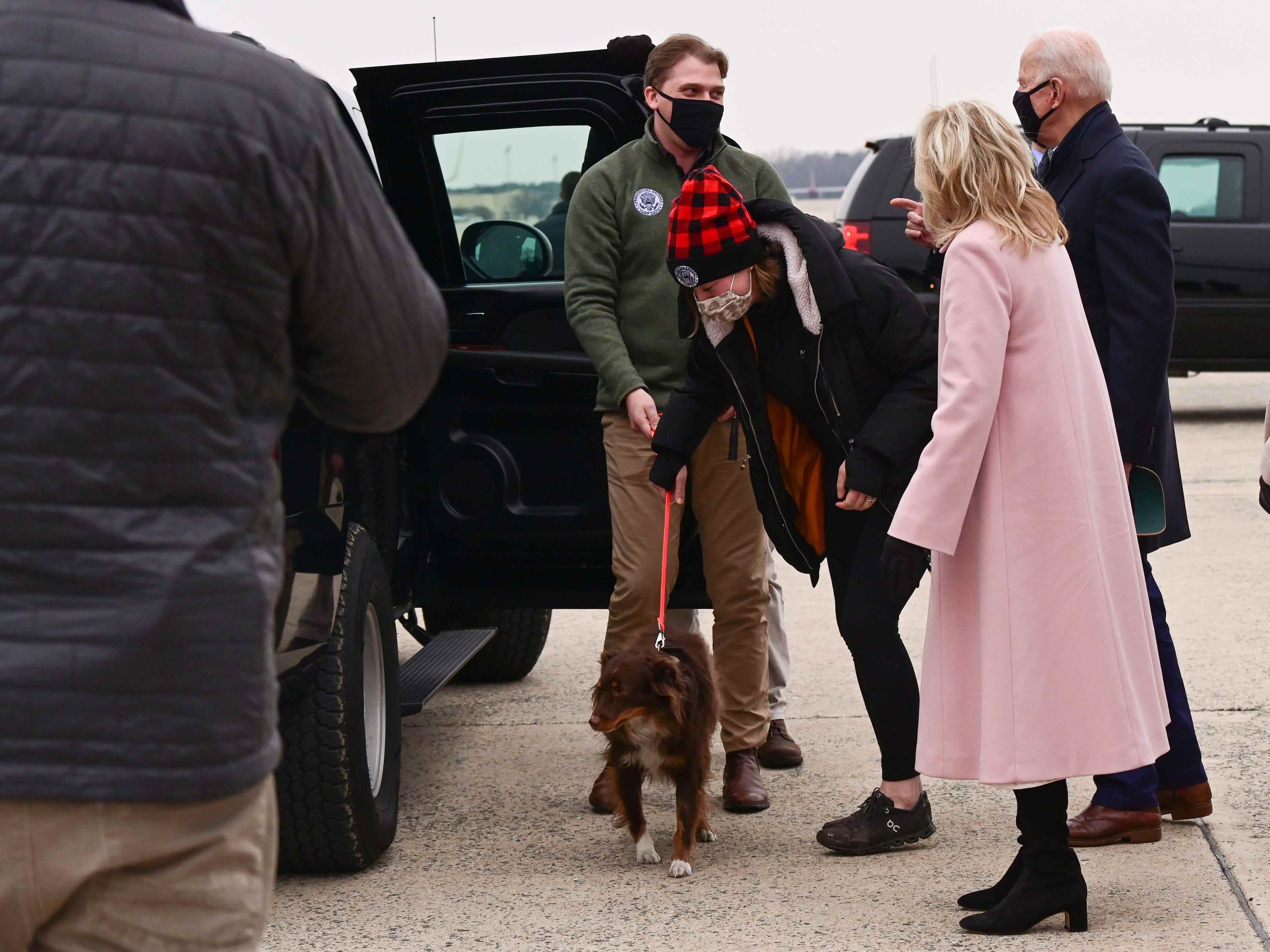 Naomi Biden und Peter Neal verwalten ihren Hund Charlie mit Präsident Joe Biden und Dr. Jill Biden.