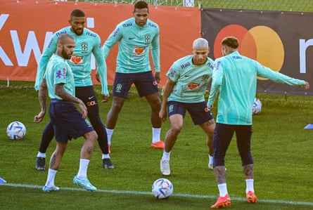 Dani Alves trainiert mit seinen brasilianischen Teamkollegen im Vorfeld der Weltmeisterschaft