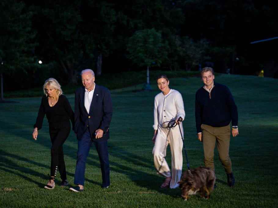 Präsident Joe Biden, First Lady Jill Biden, Enkelin Naomi Biden und Verlobter Peter Neal