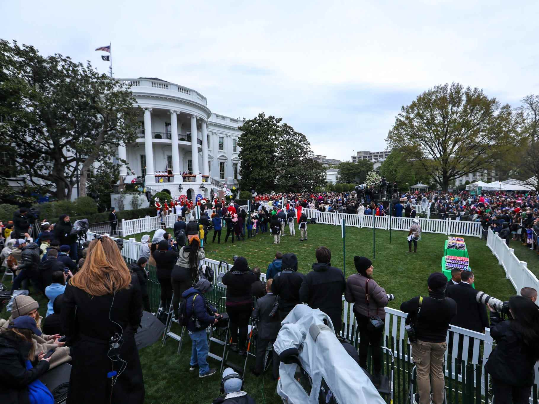 Menschen versammelten sich beim Easter Egg Roll des Weißen Hauses auf dem South Lawn