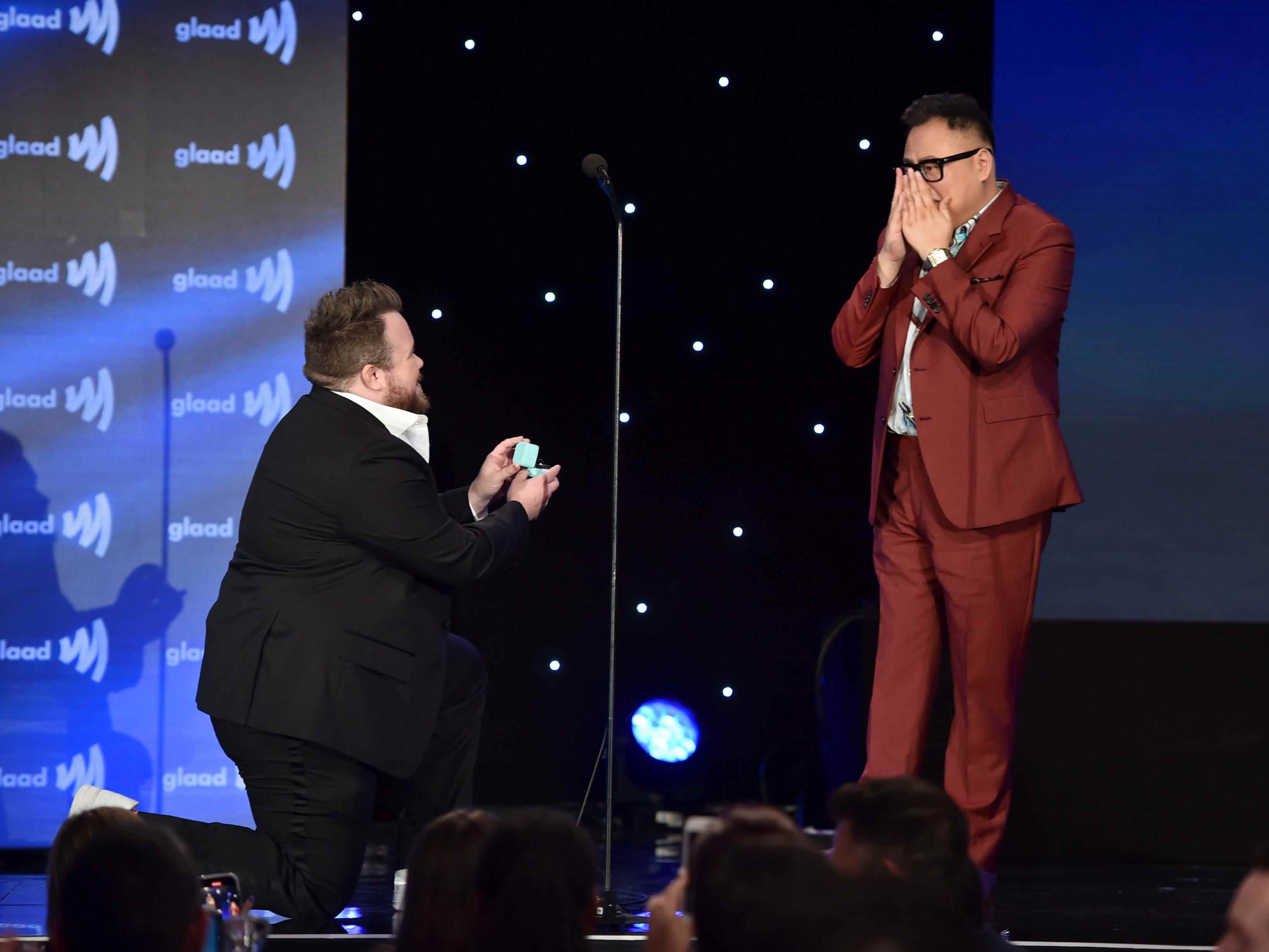 Zeke Smith macht Nico Santos auf der Bühne bei den GLAAD Media Awards einen Heiratsantrag
