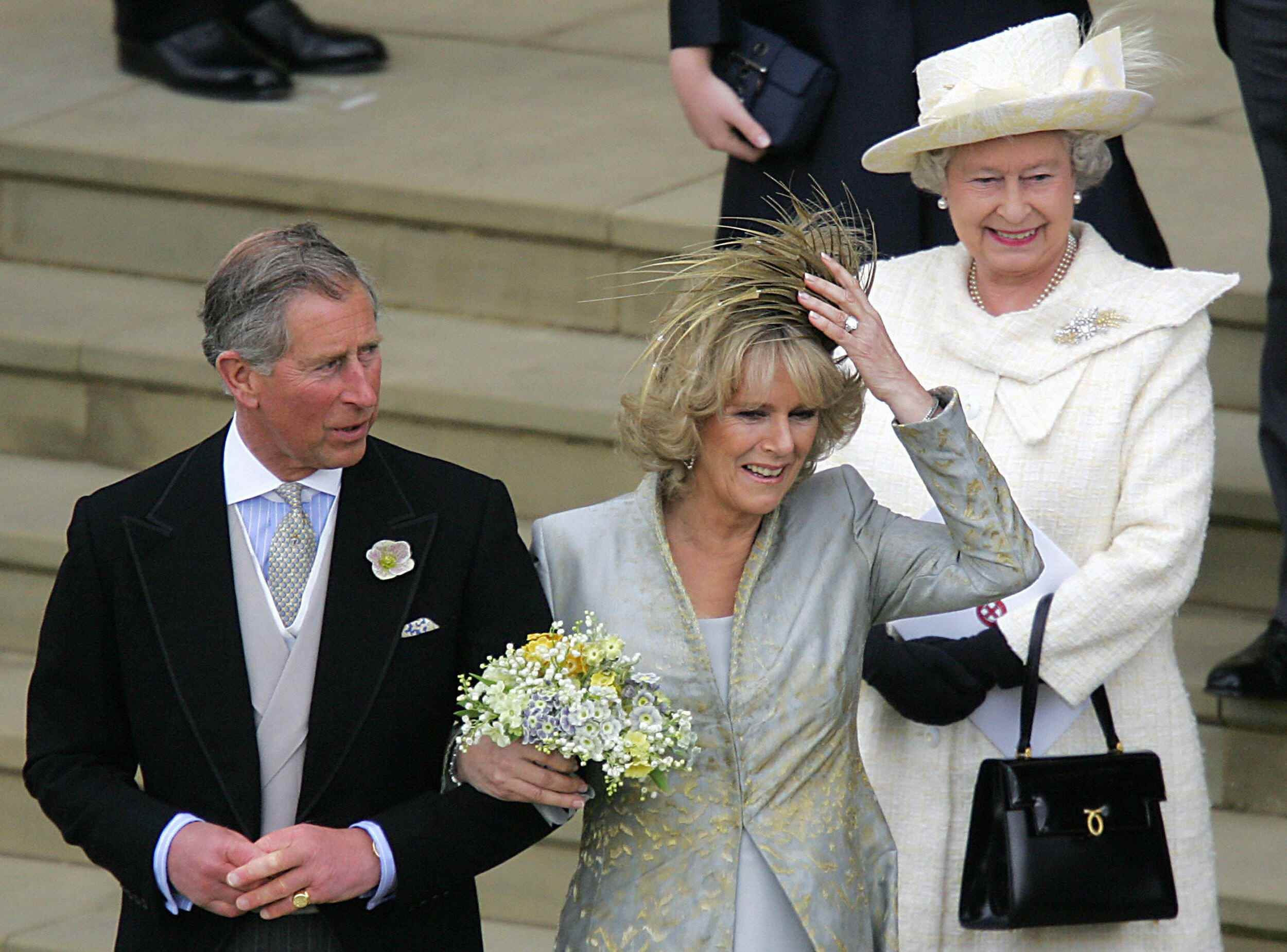 Queen Elizabeth II und dann Prinz Charles und Camilla, Duchess of Cornwall, im Jahr 2005.