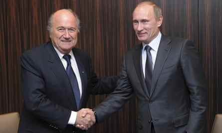 Sepp Blatter (links) schüttelt Wladimir Putin 2010 die Hand, nachdem Russland als Gastgeber der Weltmeisterschaft 2018 bekannt gegeben wurde