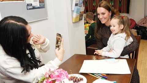 Kate nahm an einem Kunstkurs mit jungen ukrainischen Flüchtlingen teil.