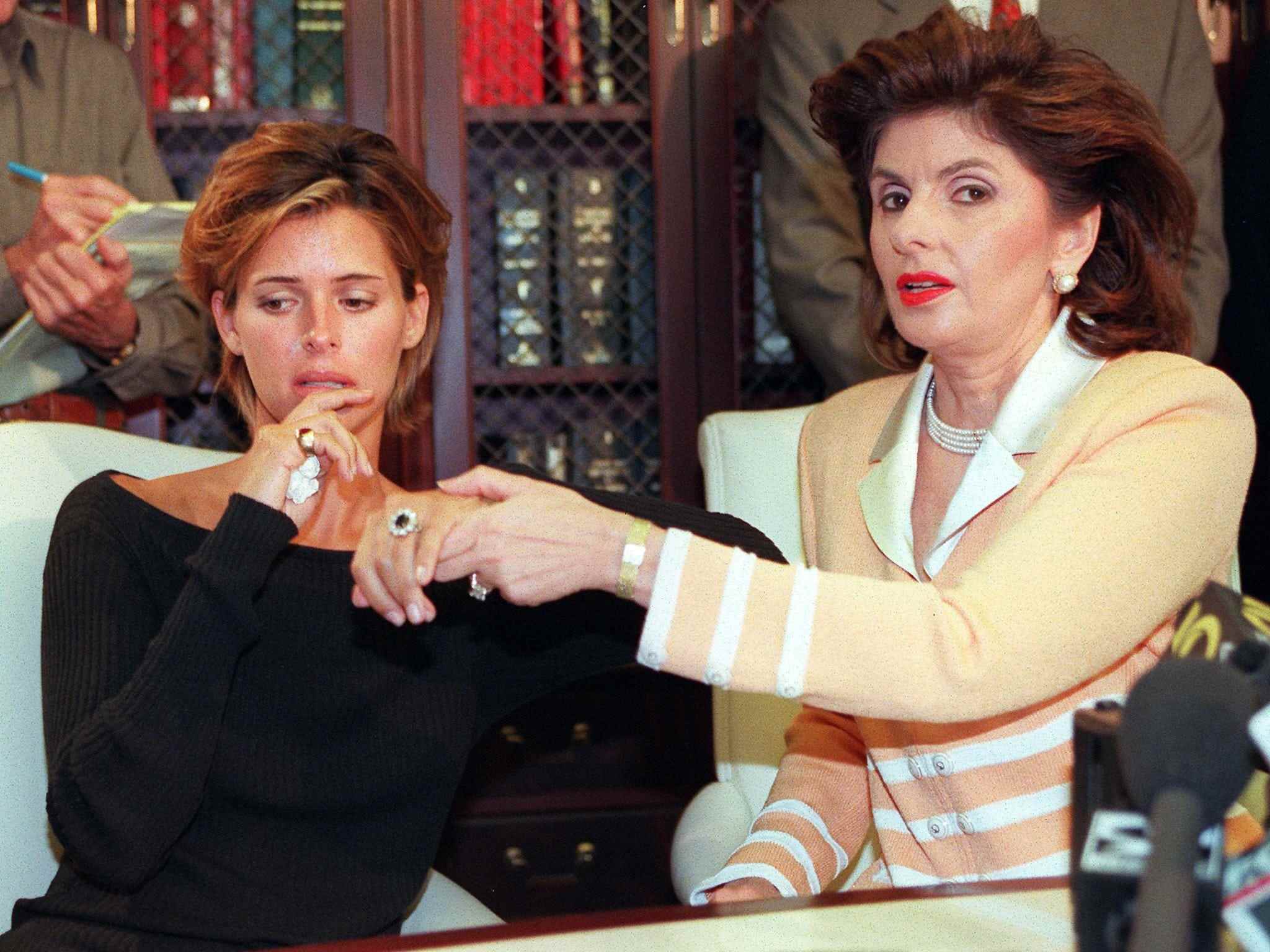 LOS ANGELES, VEREINIGTE STAATEN: US-Model Kelly Fisher, 31, (L) und ihre Anwältin Gloria Allred zeigen den großen Saphir- und Diamant-Verlobungsring, den ihr die ehemalige ägyptische Verlobte Dodi al-Fayed geschenkt hat.  Sie gaben während einer Pressekonferenz am 14. August in Los Angeles die Einreichung einer Vertragsverletzungsklage gegen al-Fayed bekannt.  Dodi al-Fayed wurde nach der Veröffentlichung eines Fotos von Diana mit ihm mit Prinzessin Diana in Verbindung gebracht.  Fisher gab ihre Modelkarriere in Erwartung ihrer bevorstehenden Ehe mit dem Ägypter auf.  AFP PHOTO/ KIM KULISH (Bildnachweis sollte KIM KULISH/AFP via Getty Images lauten)