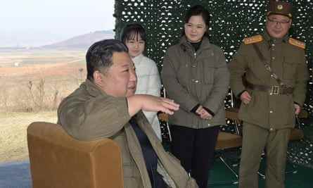 Nordkoreas Machthaber Kim Jong-un mit seiner Frau Ri Sol Ju und ihrer Tochter