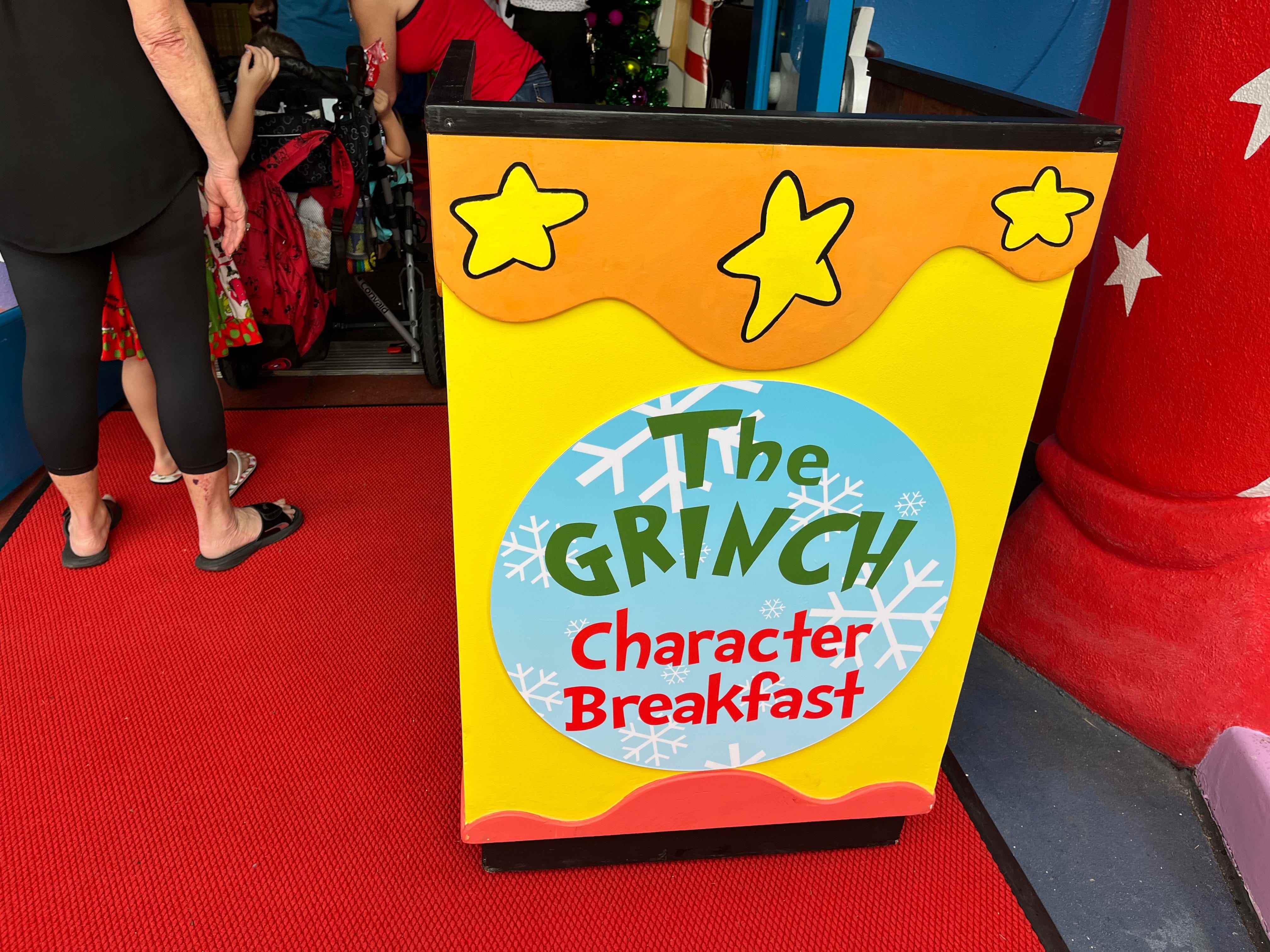 das Grinch-Charakter-Frühstückspodium