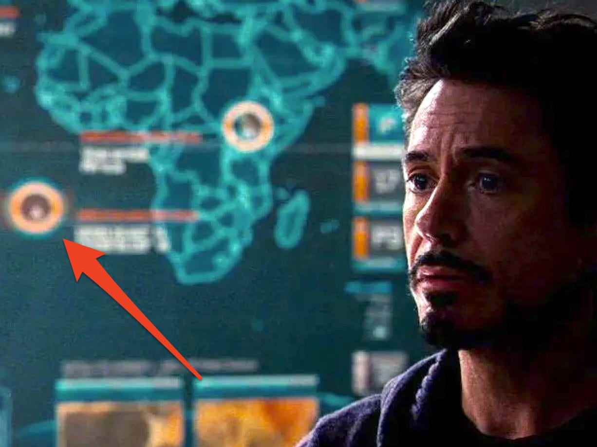 Robert Downey Jr. als Tony Stark stand vor einer Karte.