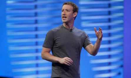 Mark Zuckerberg in grauem T-Shirt und Jeans