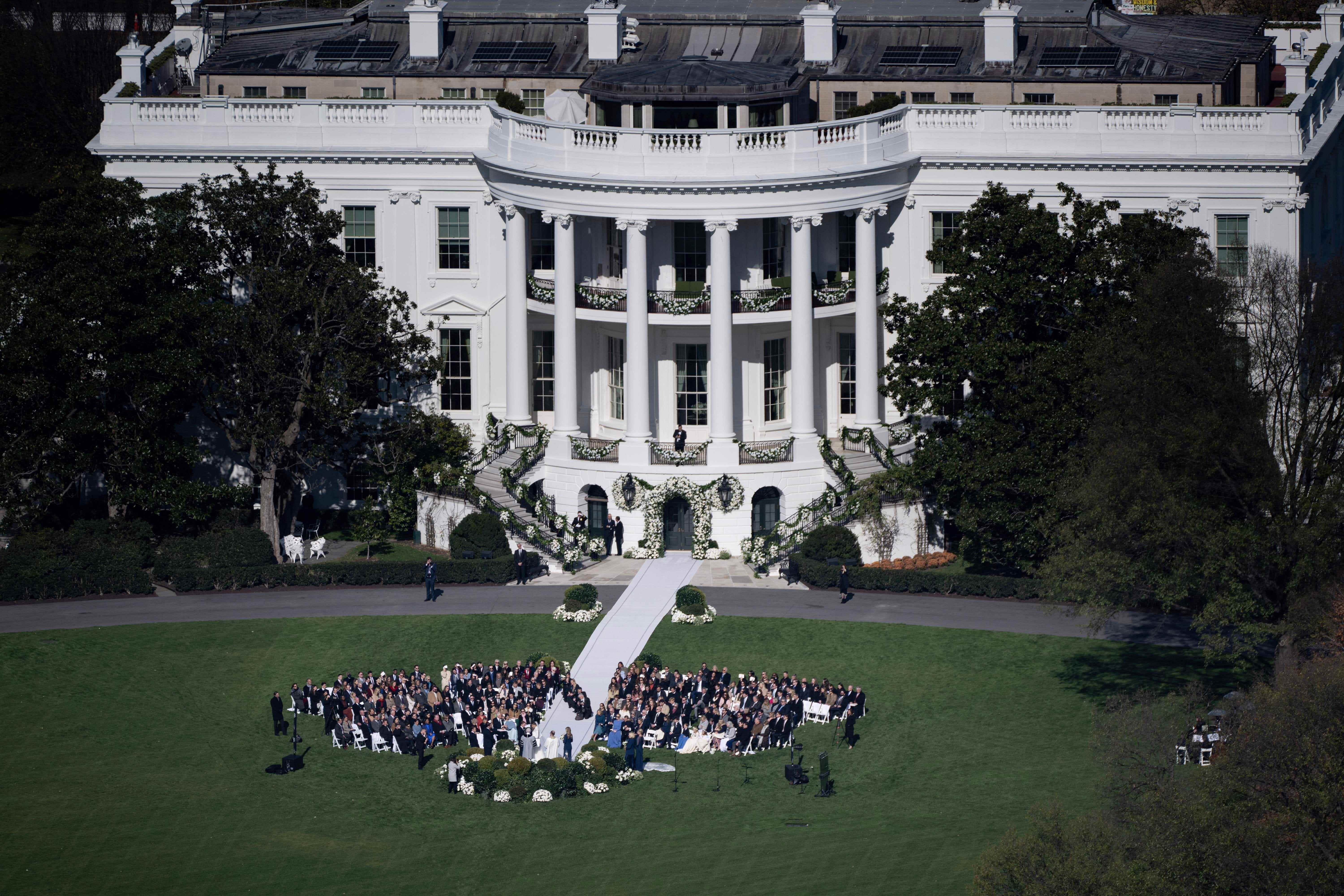 Gäste versammeln sich am 19. November 2022 vor dem Weißen Haus zur Hochzeit von Präsident Bidens Enkelin Naomi mit Peter Neal.