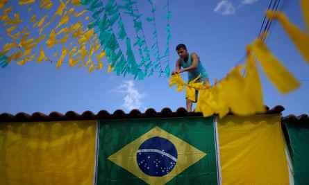 Ein Mann arbeitet daran, Straßendekorationen in Brasília aufzuhängen