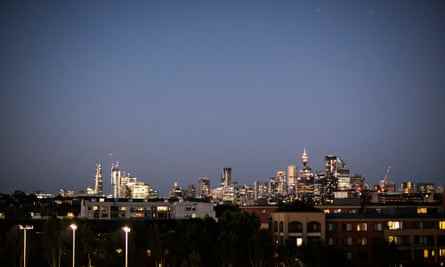 Die Skyline von Sydney in der Abenddämmerung, die perfekte Kulisse für einen ordentlichen Frustschrei.