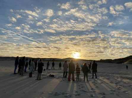 Screech on the Beach ist eine Gruppe, die von Julie Scott an den Sandstränden von Den Haag geleitet wird, wo Frauen vor Sonnenaufgang ins Meer schreien.