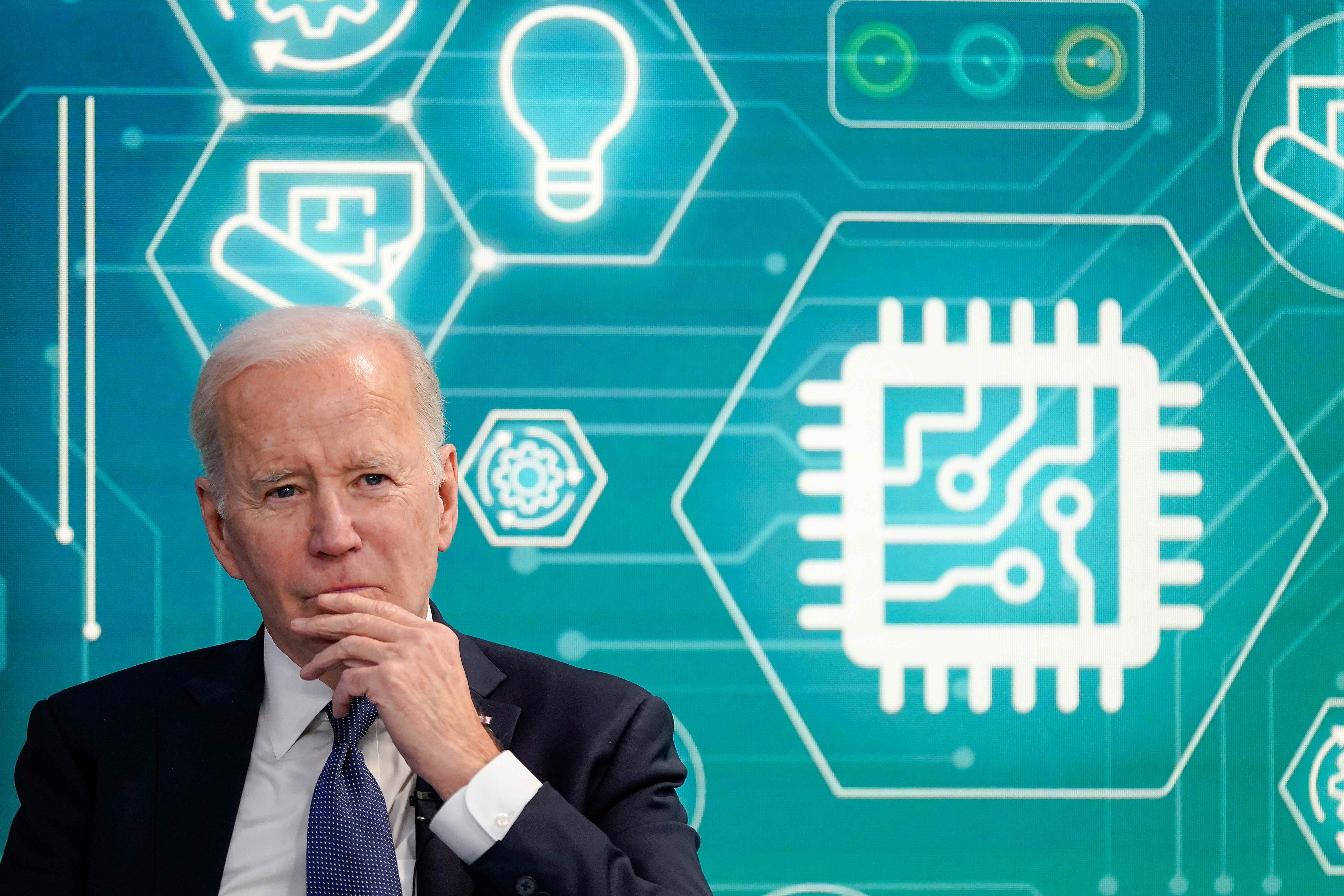 Präsident Joe Biden vor einem Bildschirm mit Computergrafik