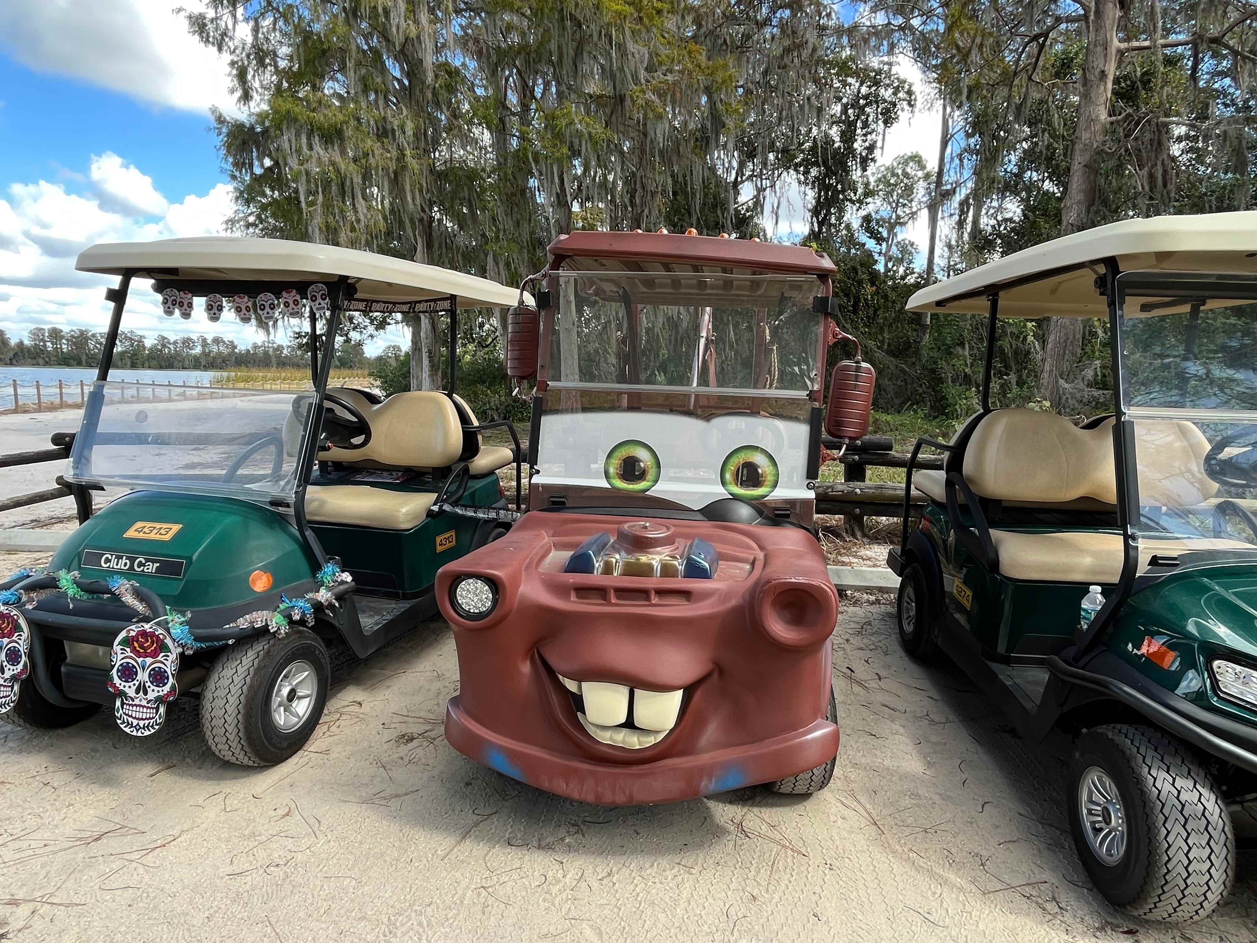 Golfwagen, der so dekoriert ist, dass er wie Mater aussieht