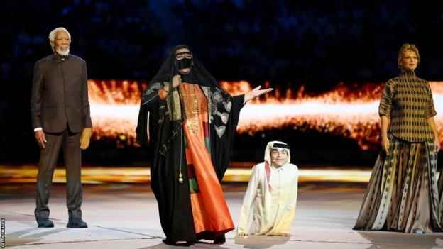 Morgan Freeman und Ghanim Al-Muftah neben der katarischen Sängerin Dana al-Fardan