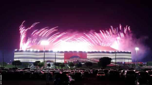 Rund um das Al-Bayt-Stadion geht ein Feuerwerk los