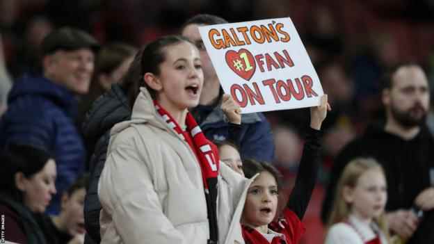Fans von Leah Galton von Manchester United zeigen ein Banner