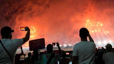 Die Menschen beobachten, wie vor dem Start der Weltmeisterschaft im Al Bayt Stadium ein Feuerwerk abgeht. 