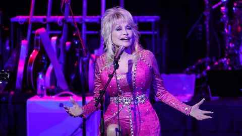 Dolly Parton tritt am 24. Oktober 2021 in Nashville beim Kiss Breast Cancer Goodbye-Konzert in der Country Music Hall of Fame auf.