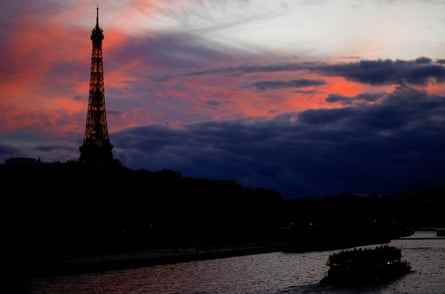 Der Eiffelturm bei Sonnenuntergang in Paris, Frankreich