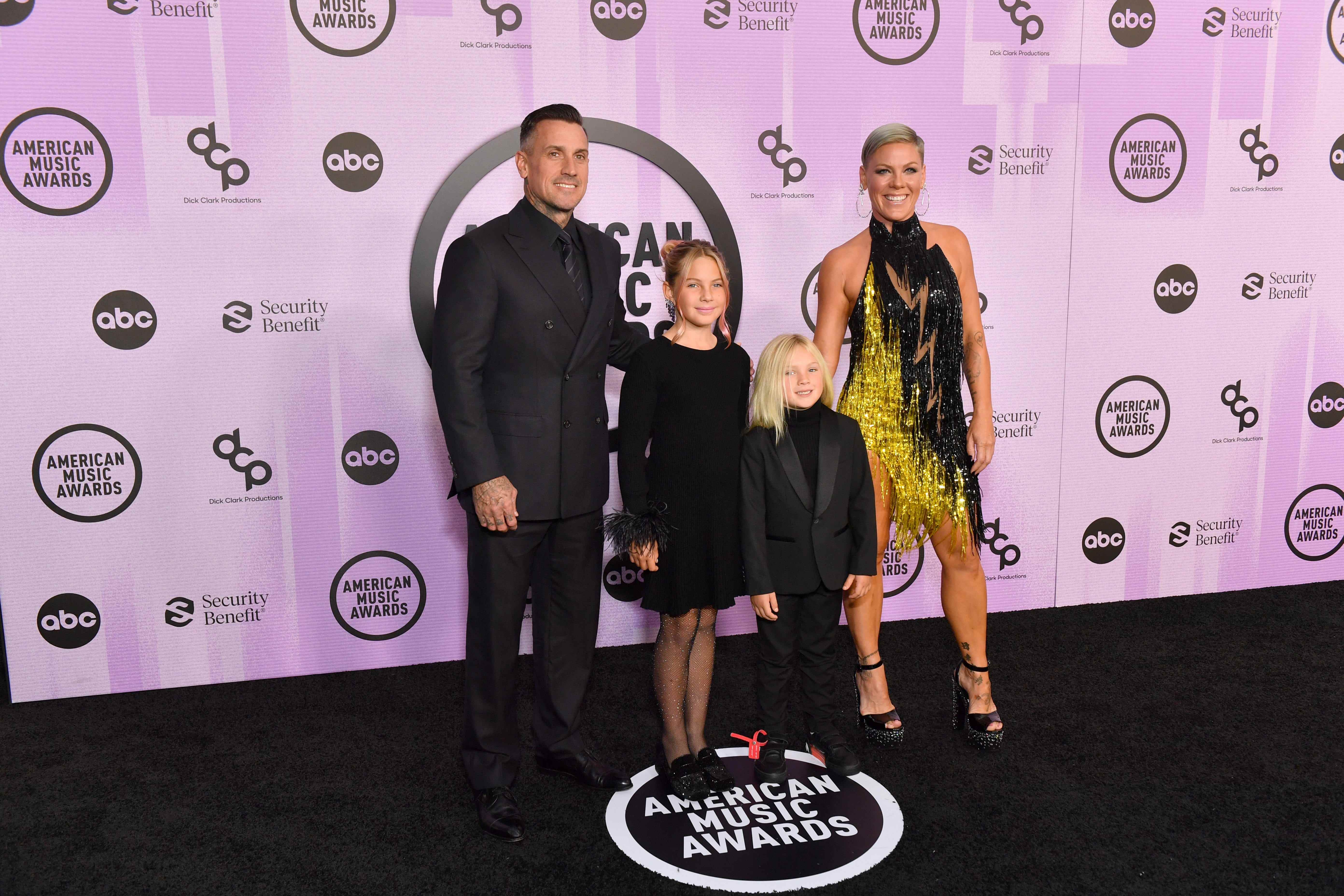 Pink und ihre Familie nehmen an den American Music Awards 2022 teil