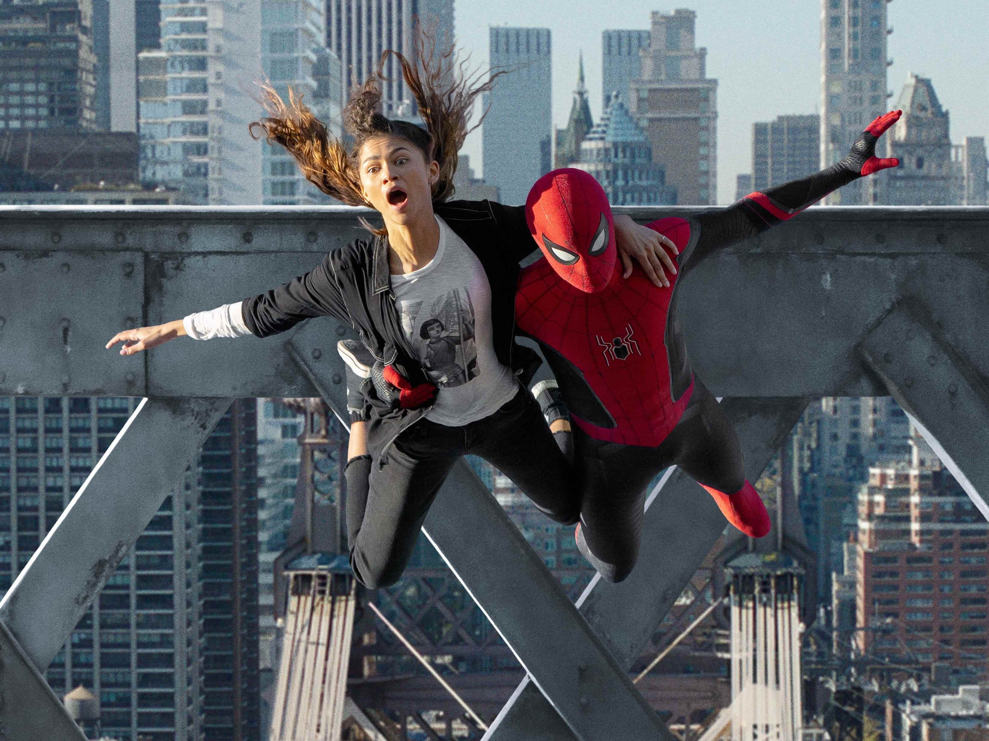MJ und Spider-Man springen in „Spider-Man: No Way Home“ von einer Plattform.